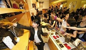  多重因素促奢侈品消费回流  中国未来或成全球最大市场